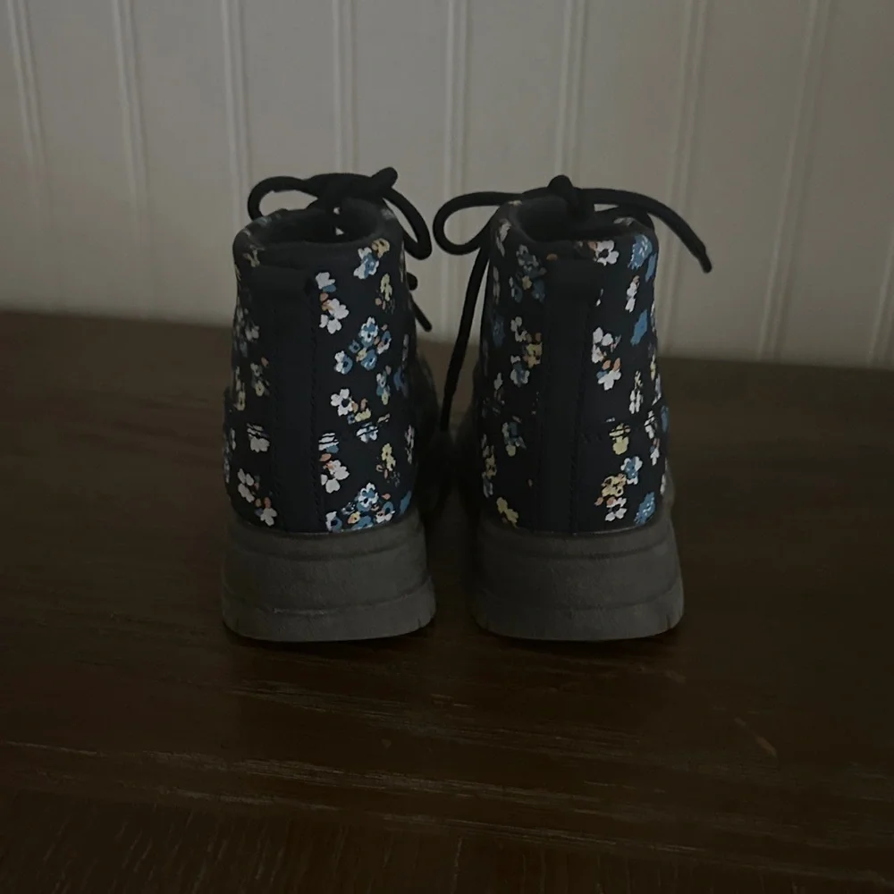 OshKosh B’gosh Floral Boots Like New sz 7 mos